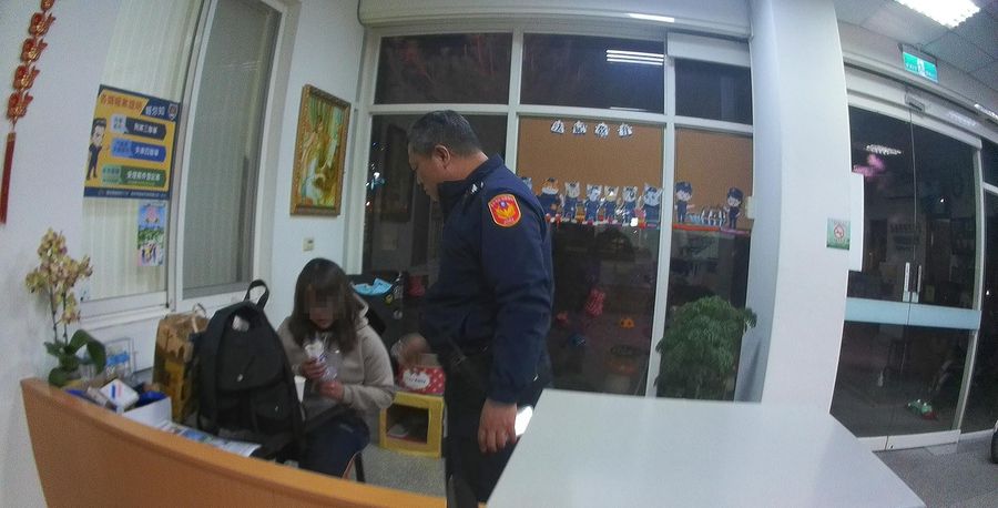 女子思念亡父深夜啜泣　暖警耐心安撫助就醫